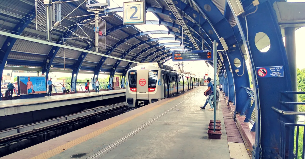 Delhi Metro's New Solar Sound Barriers Will Not Only Cut Noise but Also Generate Electricity!