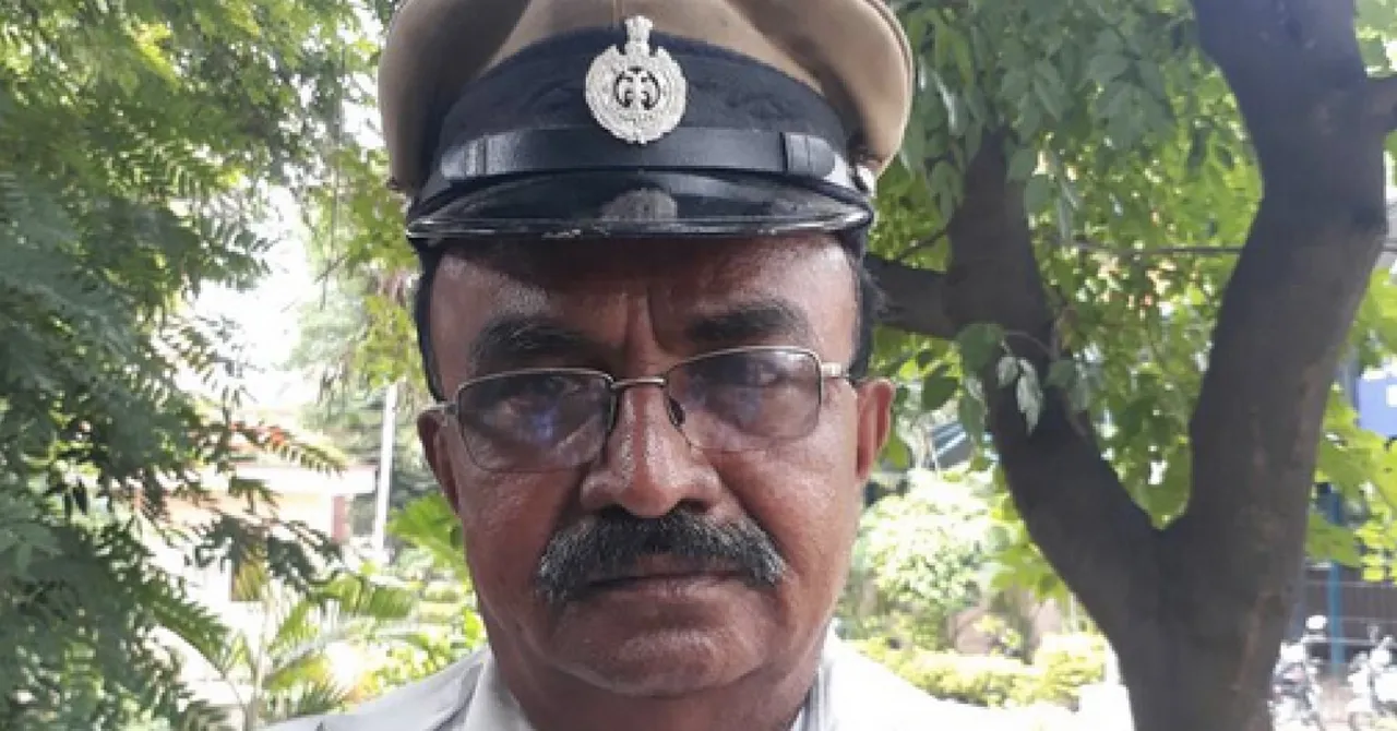 A Bengaluru Policeman Chose to Let an Ambulance Pass by Over the President's Convoy!