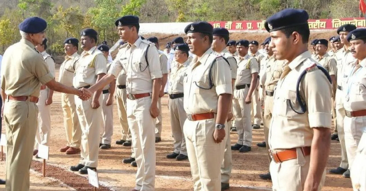 This MP Cop Ran 1km With a 10kg Bomb to Save 400 Students!