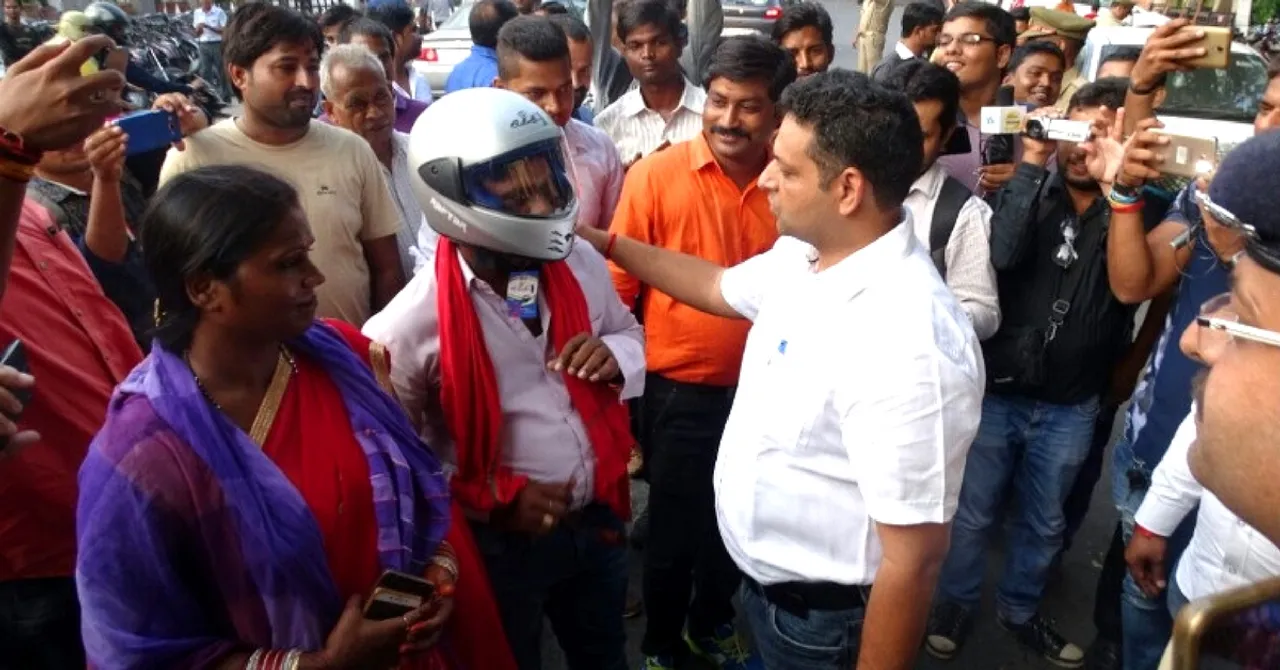 On Karva Chauth, Here's What Lucknow Police Gave to Helmet-Less Couples!