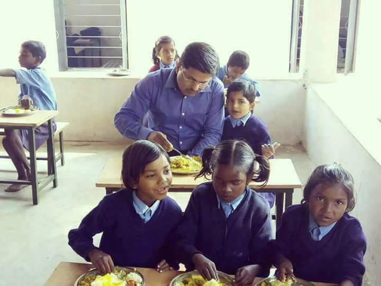 Video: This IAS Officer Having Lunch With His Daughter Will Make Your Day