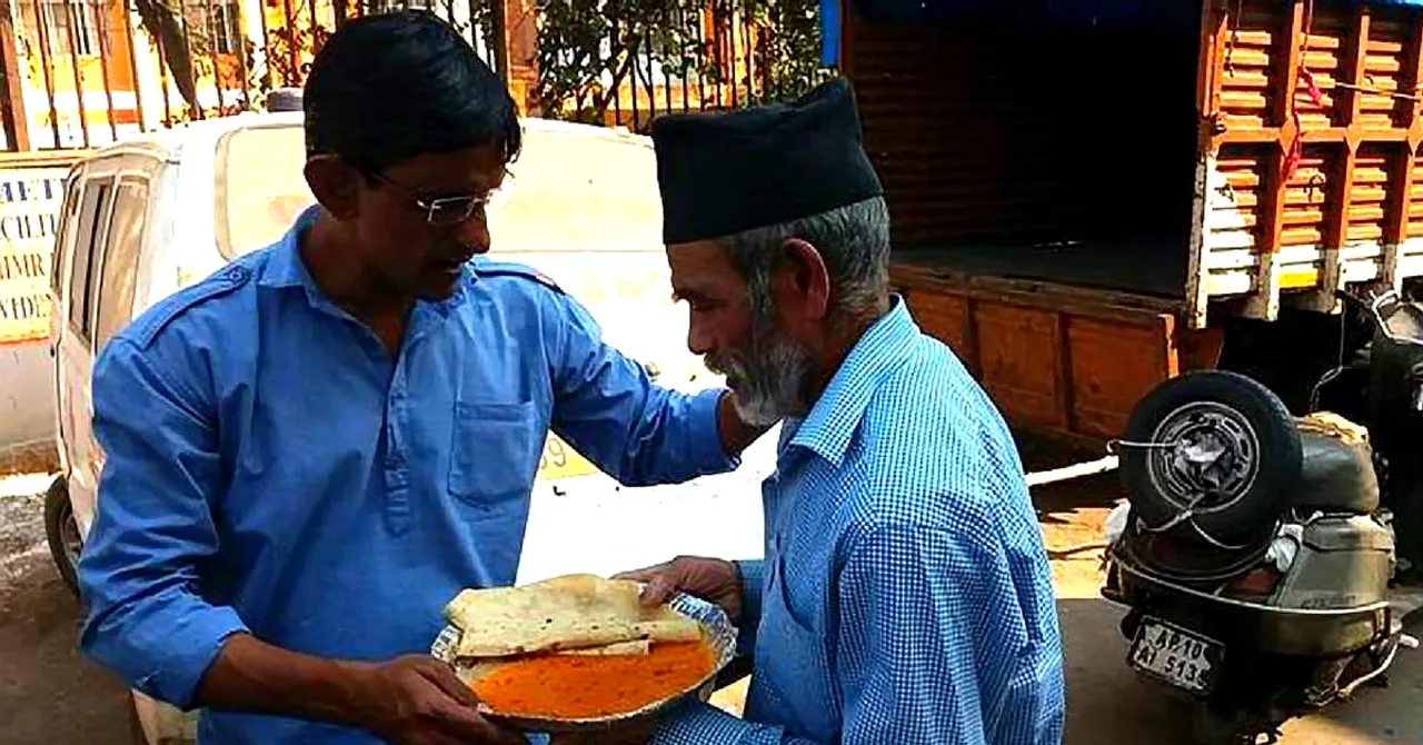 Do Roti Zindagi Ki: Hyderabad Man Ensures That The Needy Don't Sleep Hungry!