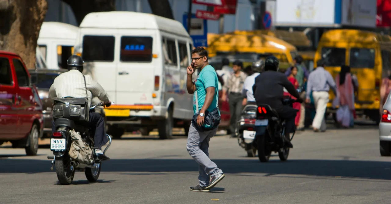 Don't Use Your Phone the Next Time You Cross the Road, Kolkata Cops Will Confiscate It