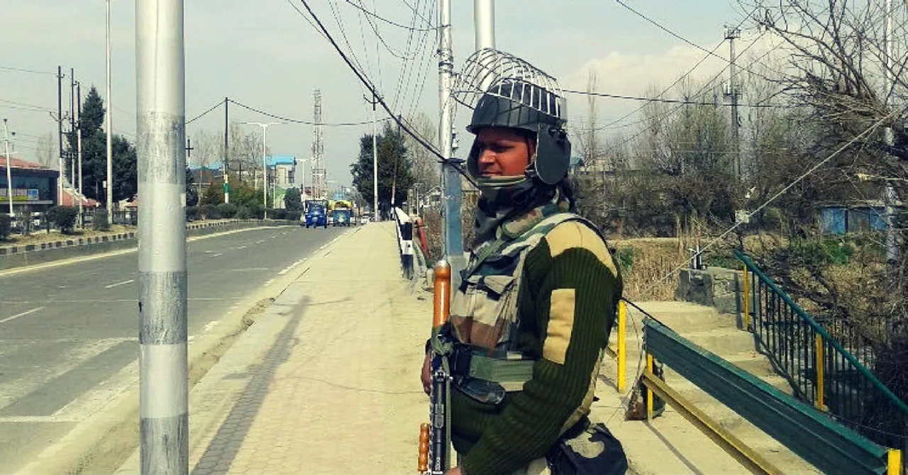 A CRPF Jawan and A Starving Disabled Man. Here's Why This Story Is Going Viral!
