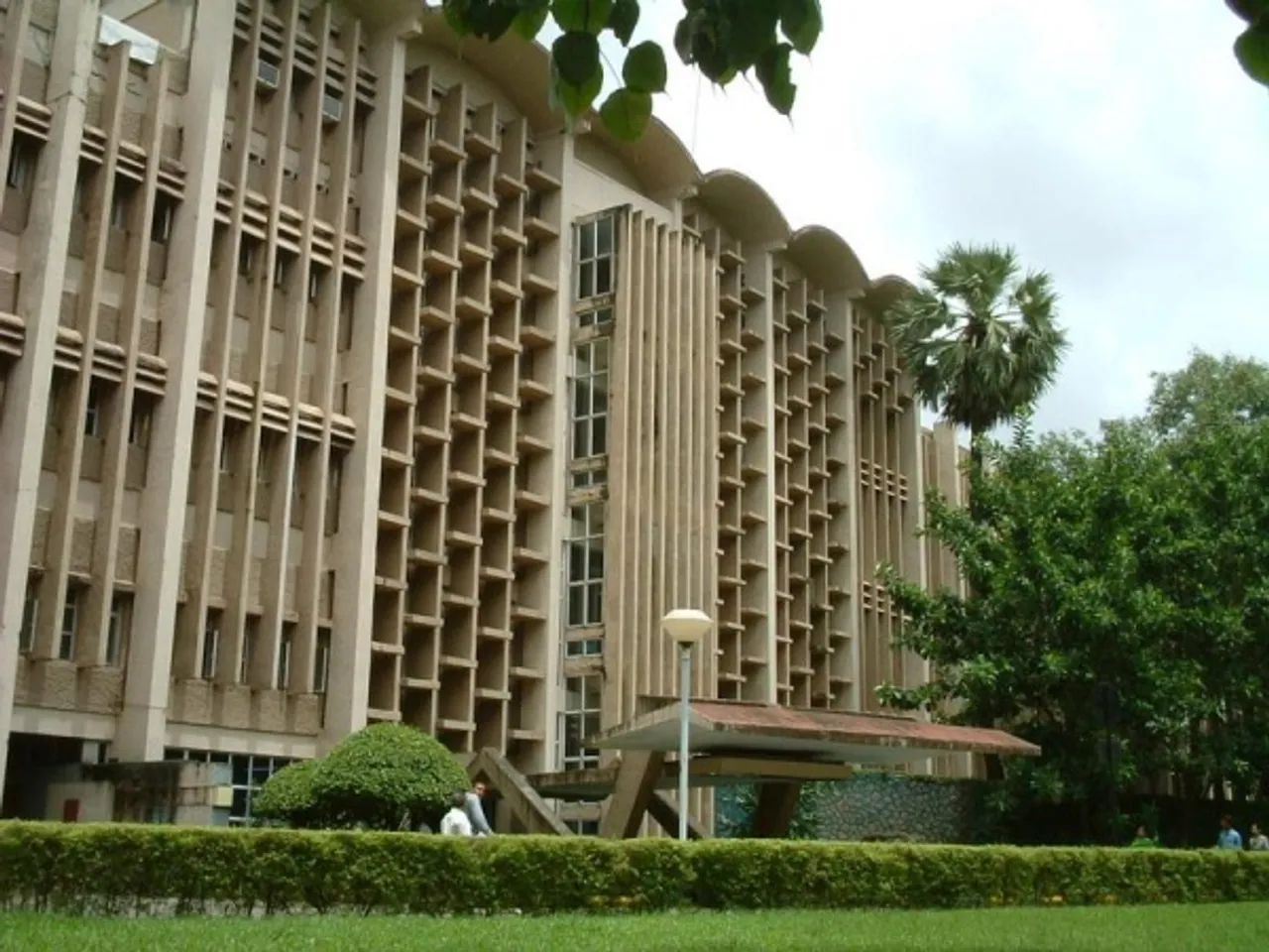 IIT Bombay Is Opening A Whole New World of Science For School Kids. Here's How!