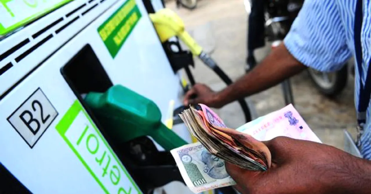 Here's What Centre & State Govts Can Do To Cut Fuel Prices, According to Experts!