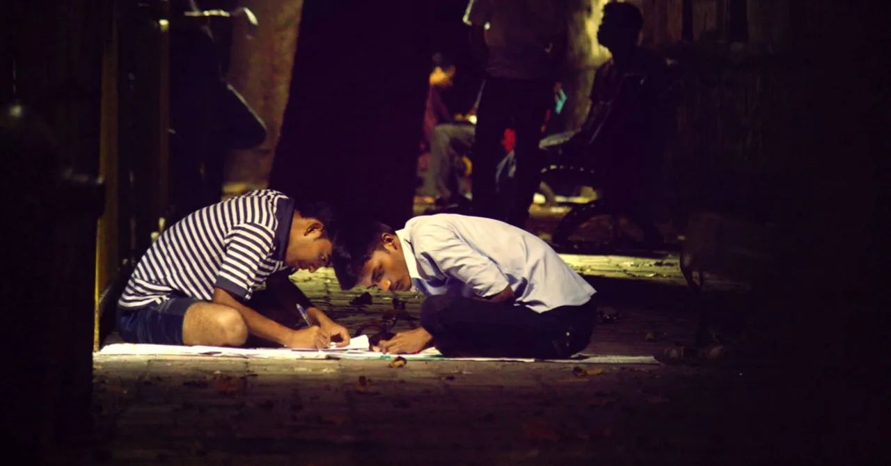 Book Vendor's Son Studies on Footpath Under Streetlights, Scores 93% in Boards!