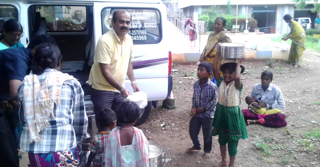 Not Letting Surplus Food Go Waste, This Govt. Employee is Feeding Mysuru's Poorest!