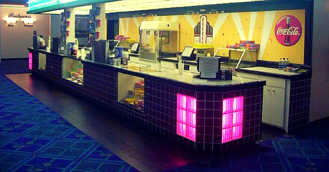 Maha Govt. Strikes down Overpriced Food in Multiplexes, Allows Moviegoers to Carry Their Own
