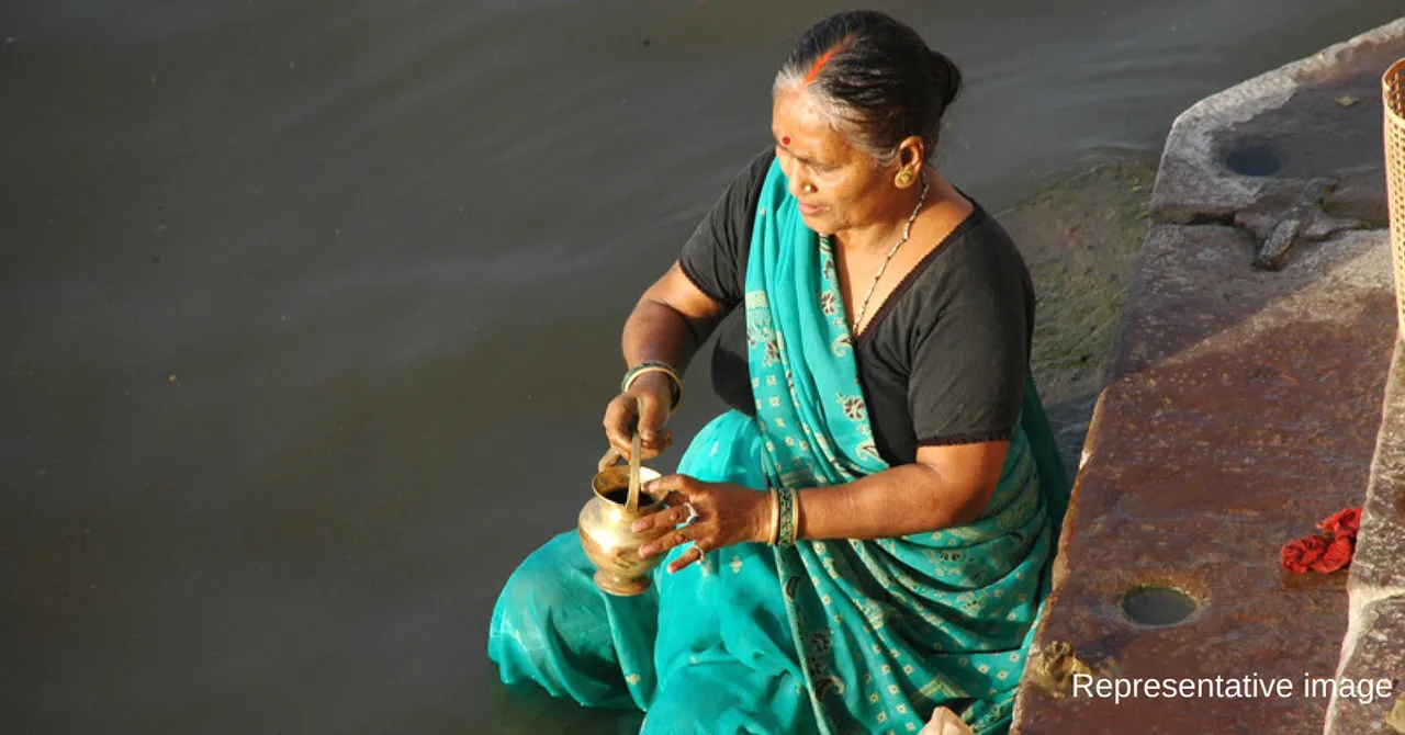 Varanasi Bahu-Beti Defy Social Taboo & Taunts, Perform Last Rites of Mother Themselves!