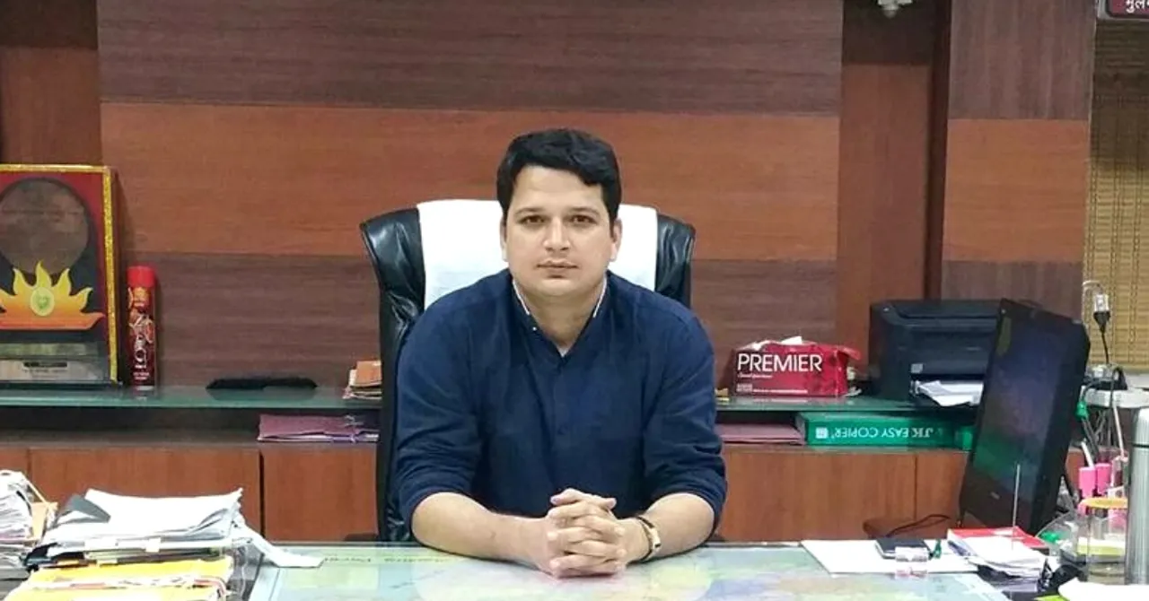 Shocked by 'Paan' Coated Office Walls, IAS Officer Cleans Spit Marks Himself