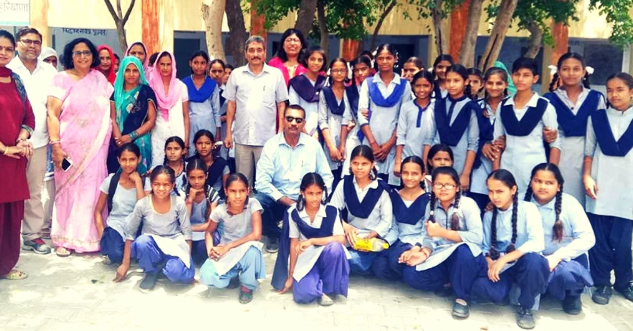 Haryana Man Turns Pad Man on Diwali, Distributes 1000 Sanitary Napkins to Poor Girls!
