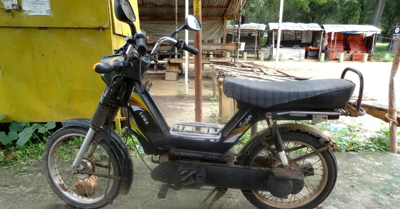#IconsOfIndia: How India's 1st Desi Moped Made the Common Man Go Luna-Tic!