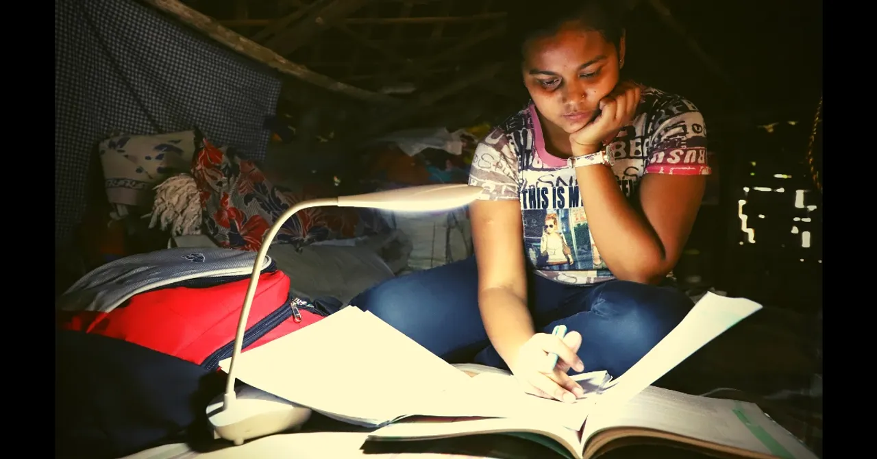 Washerman's Daughter Studies Under Street Lights, Scores 95% in CBSE Boards!