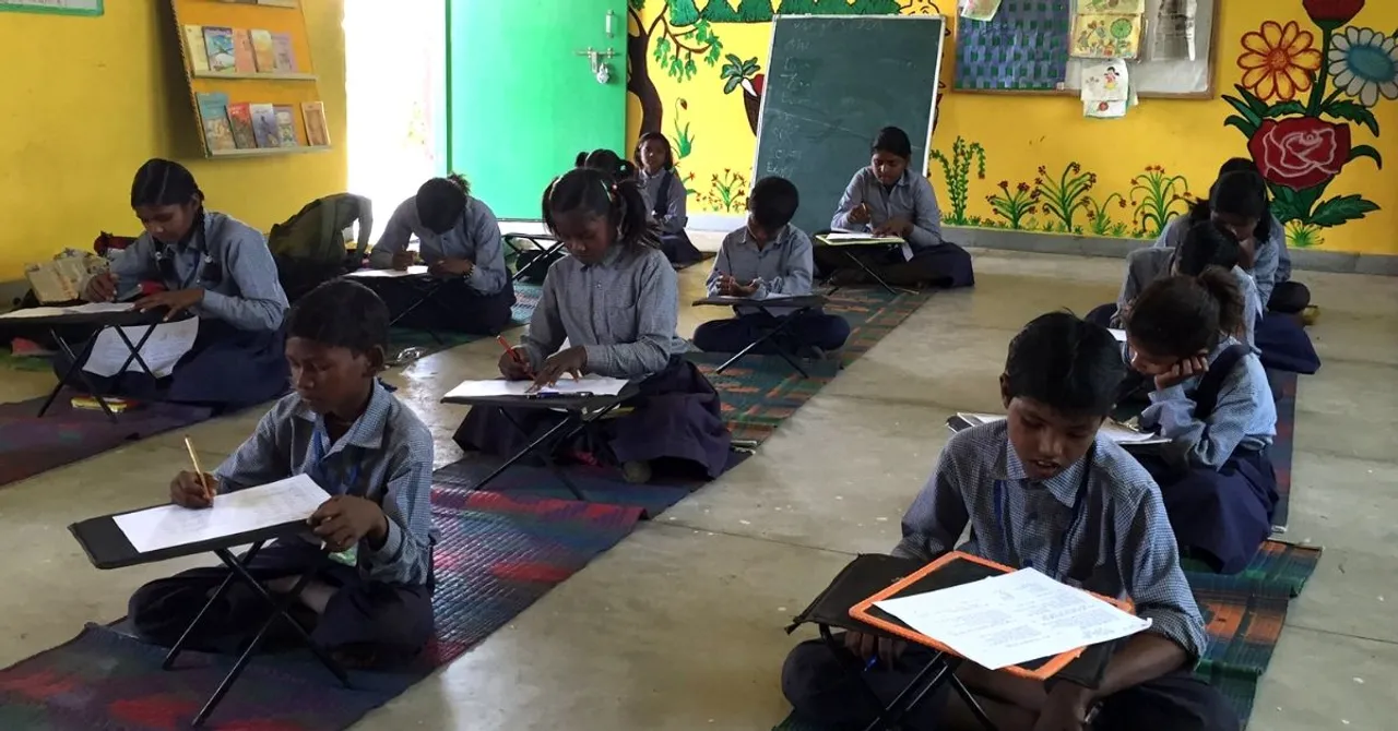 IIT Grad's Low-Cost Desk-Bag Helps 1 Lakh Poor Students Improve Their Posture!