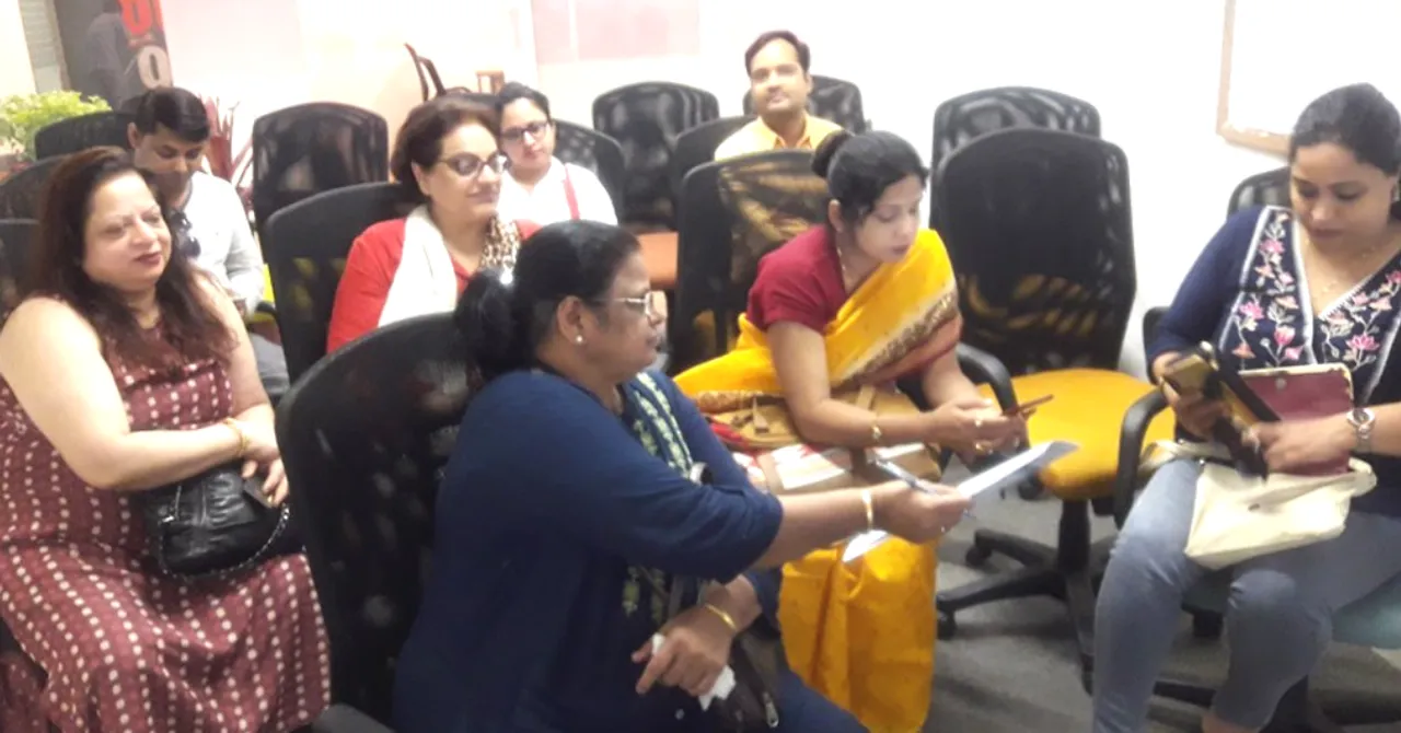How Smartphones & Sarees are Helping Women Earn a Steady Income with Zero Investment