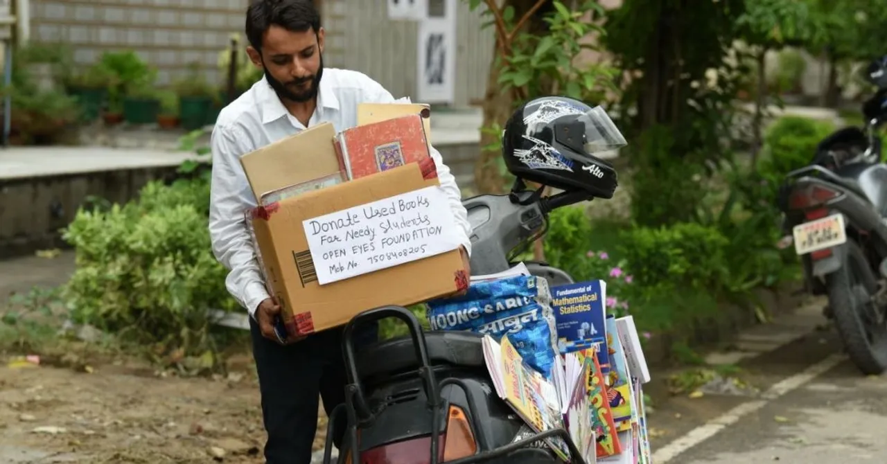 Punjab Man Goes Door-To-Door for 2 Years, Collects 10,000+ Books for Needy Students!