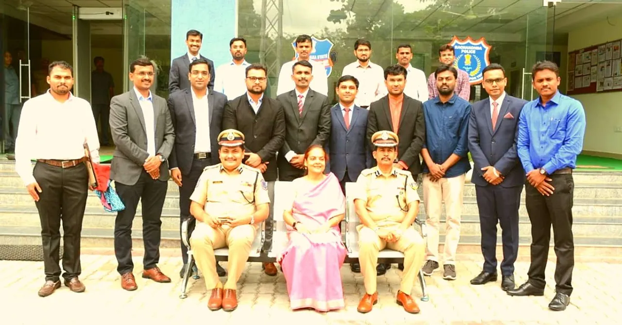 Top Cop Uses WhatsApp To Help Underprivileged Aspirants Join The Paramilitary!