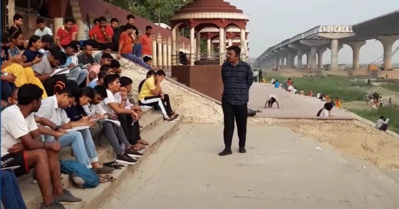 Former IAS Officer Gives Free UPSC Coaching on The Ghats of Ganga