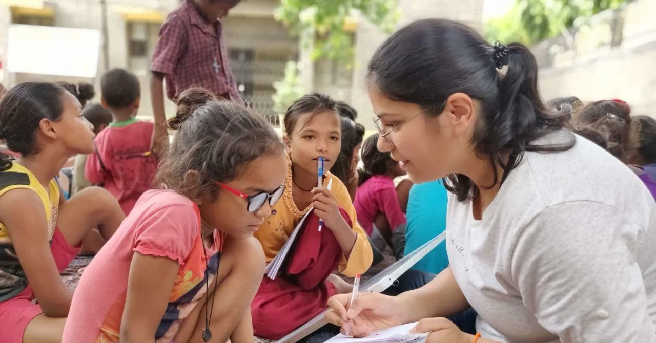 This Volunteer-Led Delhi School Has Educated 5000+ Slum Children — Without a Single Classroom