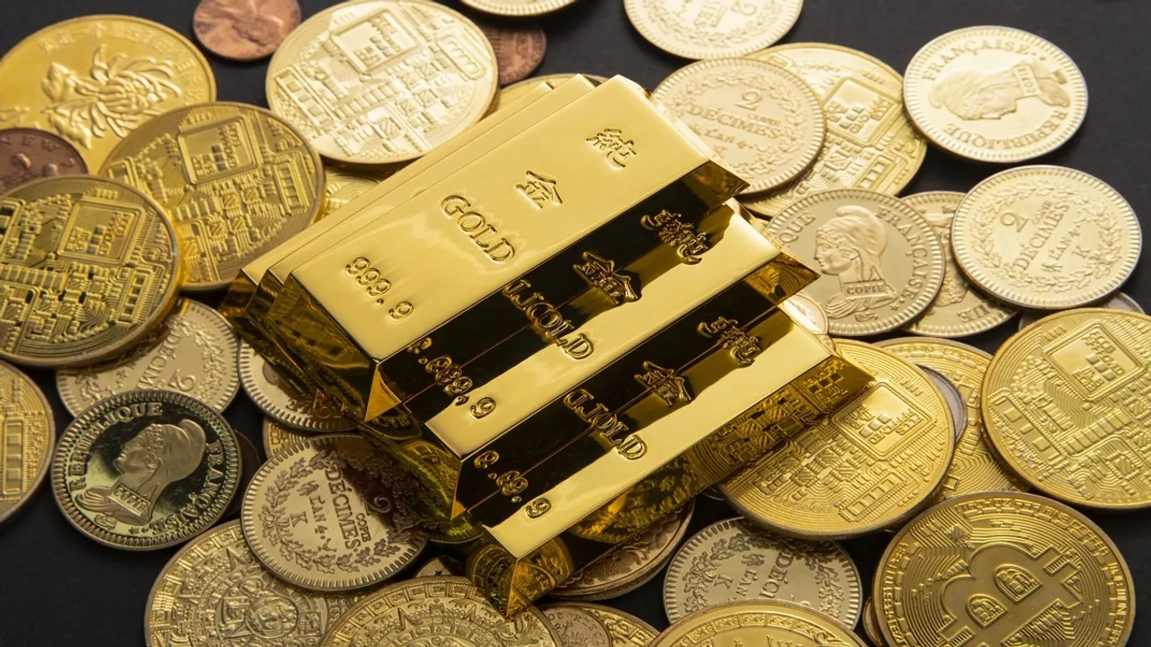 Gold Price Today : Gold Rate Today, gold price near record high, silver price flat, rupee weakness impact on gold, Fed rate cut hopes, gold price in India, silver rate today, gold market trend, Gold Rate Today, सोने की कीमत, चांदी का भाव, सोना रिकॉर्ड हाई, रुपये की कमजोरी और सोना, फेड रेट कट उम्मीदें, सोने का रुझान, आज का सोने का भाव, चांदी का रेट