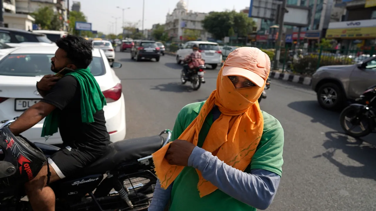 Delhi Heatwave, Delhi sizzles, Delhi Temperature, 49.9 degree Celsius, Mungeshpur weather station, Met dept, Mungeshpur, data sensors, दिल्ली में गर्मी, दिल्ली में पारा 52 डिग्री के पार, मुंगेशपुर, दिल्ली में लू, दिल्ली हीटवेव