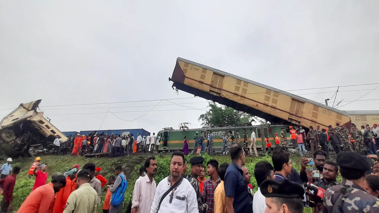 Kanchanjunga Express, Kanchanjungha Express accident, railway signal defect, railway accident, loco pilot, goods train collision, कंचनजंगा, कंचनजंघा, कंचनजंगा एक्सप्रेस हादसा, कंचनजंघा एक्सप्रेस हादसा, रेलवे सिग्नल खराबी, रेलवे दुर्घटना, लोको पायलट, मालगाड़ी टक्कर