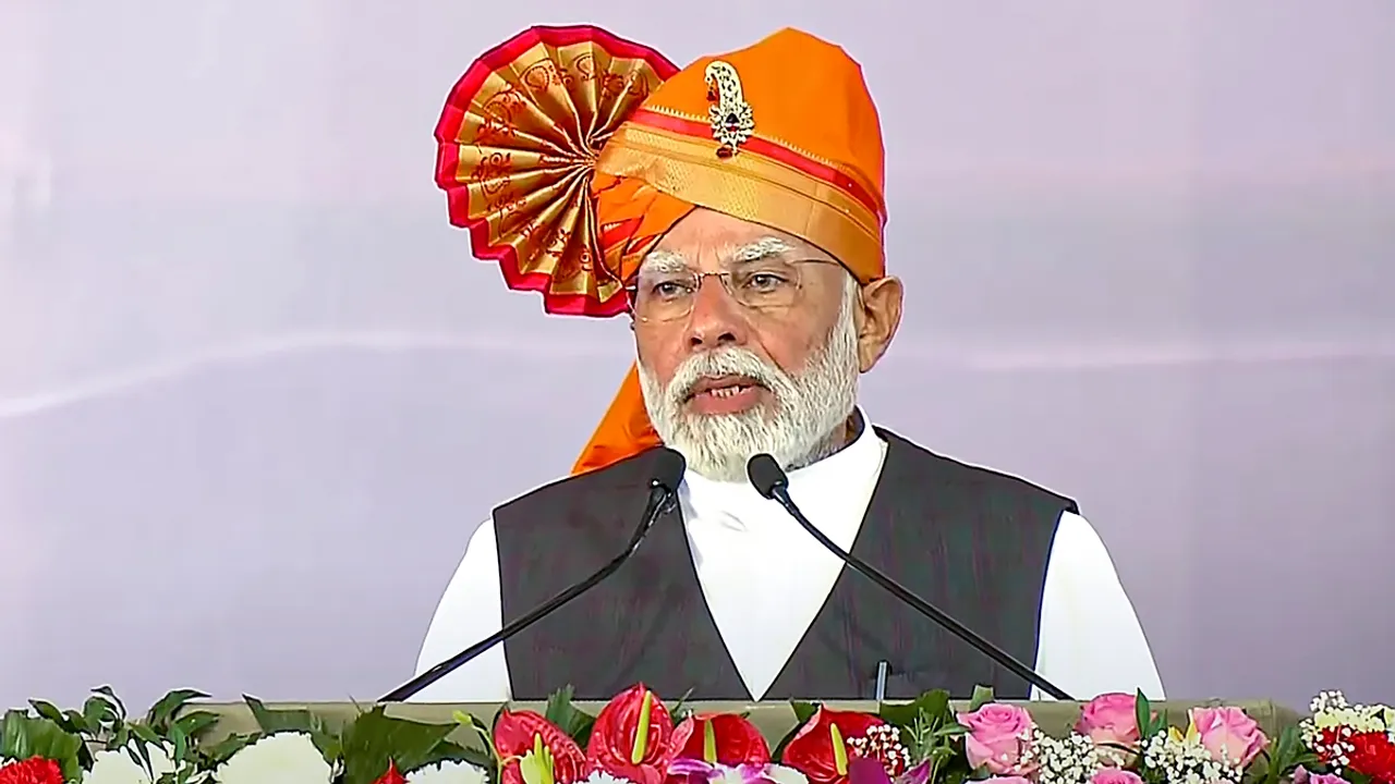 PM Modi, PM Awas Yojana, PM Modi gets emotional, PM Modi in Solapur, पीएम मोदी इमोशनल, पीएम मोदी भावुक, पीएम मोदी सोलापुर, पीएम आवास योजना