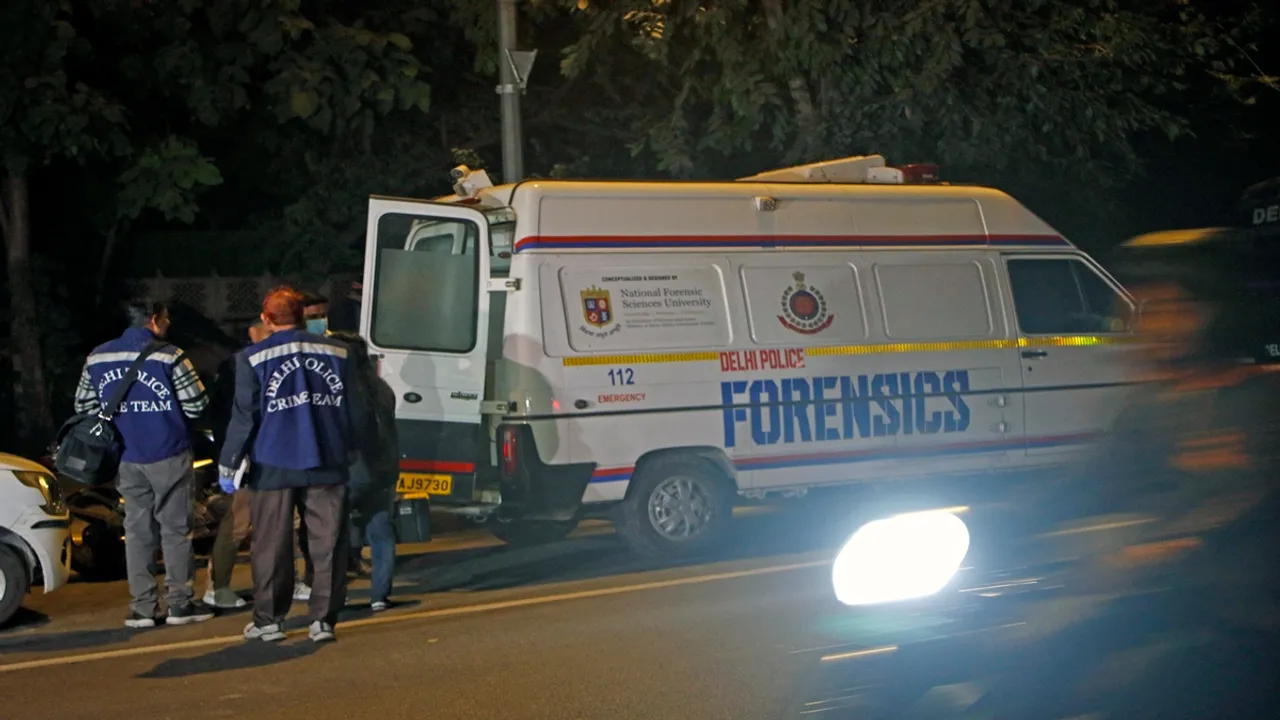 Israel Embassy blast, इजरायली दूतावास के पास विस्फोट,  सीसीटीवी में दिखाई दिए दो संदिग्ध युवक, Two suspects caught on CCTV