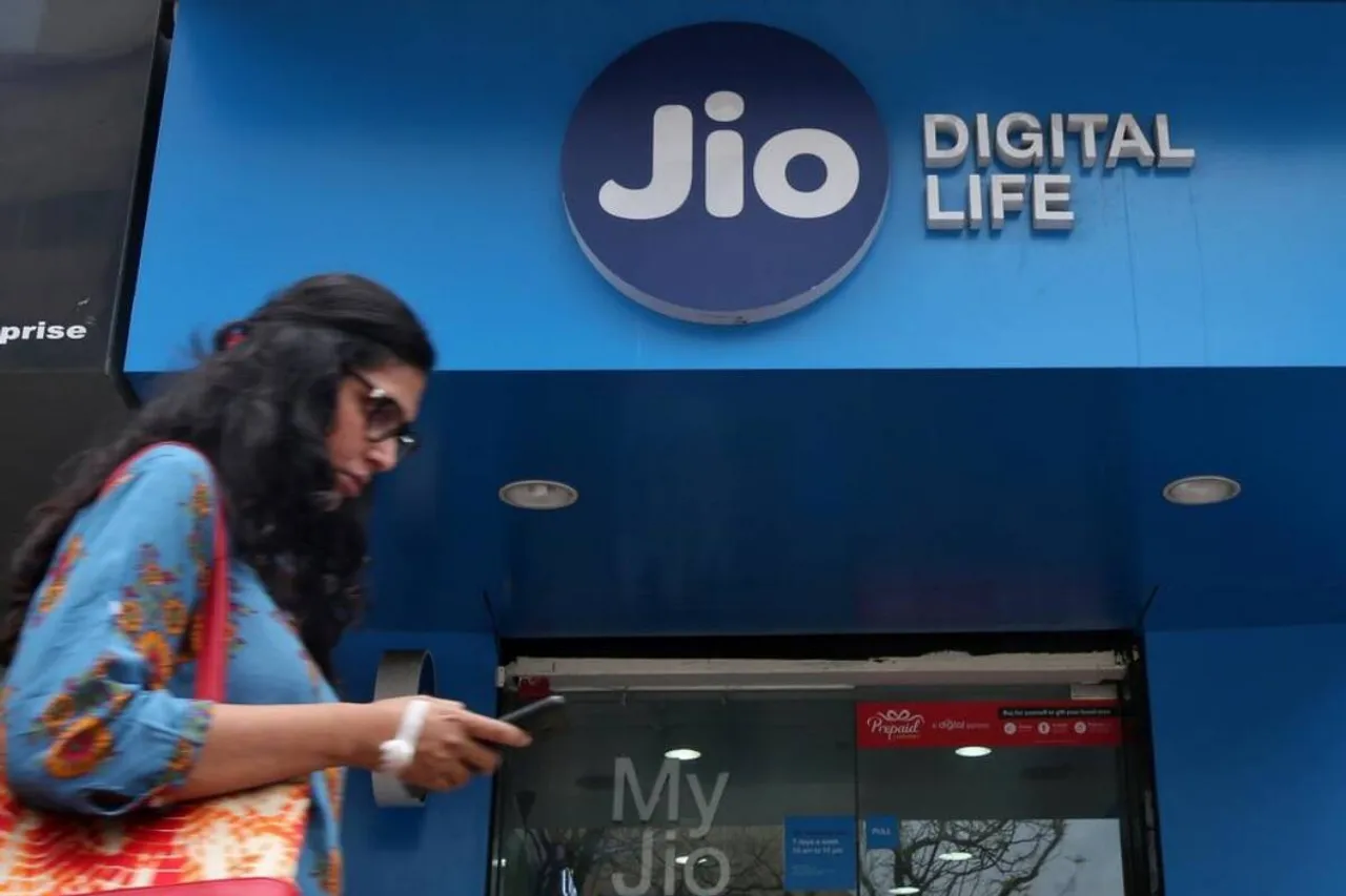 Jio gains 6.49 lakh mobile users in Aug; Airtel adds 1.38 lakh