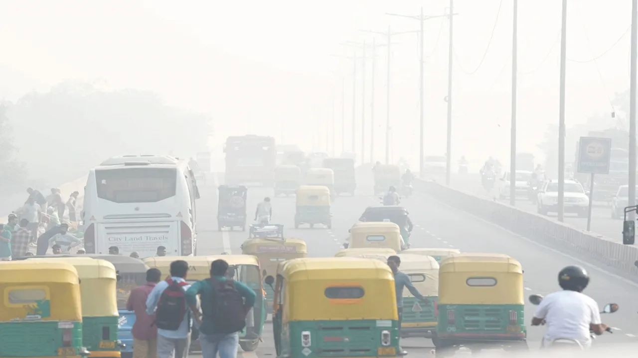 भारतीय मौसम विभाग, IMD, Delhi Air Pollution, Kejriwal govt, Delhi Government, Arvind Kejriwal, Odd-even car rationing scheme, Schools to suspend physical classes, bad air quality, work-for-home, What is the odd-even scheme, दिल्ली वायु प्रदूषण, केजरीवाल सरकार, दिल्ली सरकार, अरविंद केजरीवाल, ऑड-ईवन कार राशनिंग स्कीम, स्कूलों में फिजिकल क्लासेज पर रोक, खराब एयर क्वॉलिटी इंडेक्स, वर्क-फॉर-होम, ऑड-ईवन स्कीम क्या है