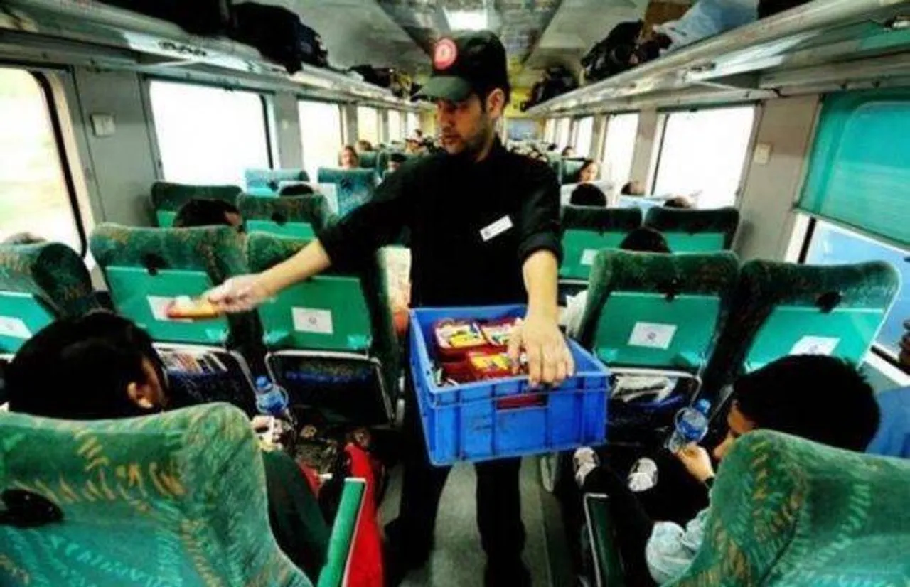 Train Catering Service: ट्रेनों में फिर से मिलेगा खाना, कोविड के चलते बंद सर्विस को जल्द शुरू करेगी IRCTC 