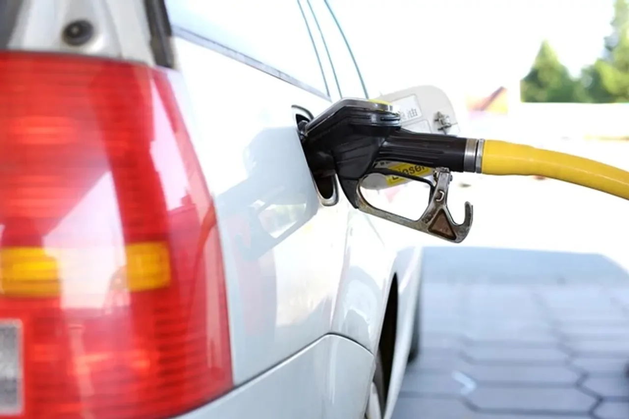 do not do these mistakes at petrol pump while refilling fuel tank, Precautions to take while Filling fuel in your Car or two wheeler at Petrol Pump