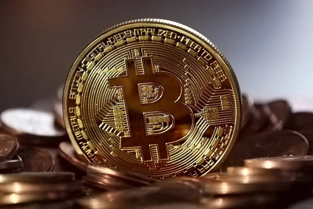 Bitcoin बना मंहगाई के खिलाफ निवेशकों का पसंदीदा हथियार, जबरदस्त निवेश से क्रिप्टोकरेंसी रेस में सबसे आगे