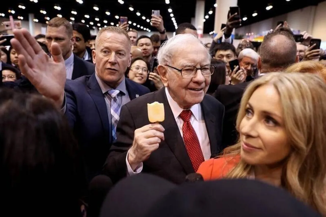 warren buffett birthday today on 30th august know here some buffett tips to invest in market