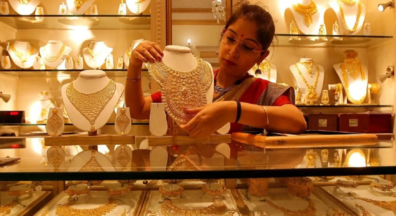 Titan vs Kalyan Jewellers: किस ज्‍वैलरी स्‍टॉक में होगी कमाई, निवेश के पहले चेक कर लें टारगेट और रिटर्न अनुमान