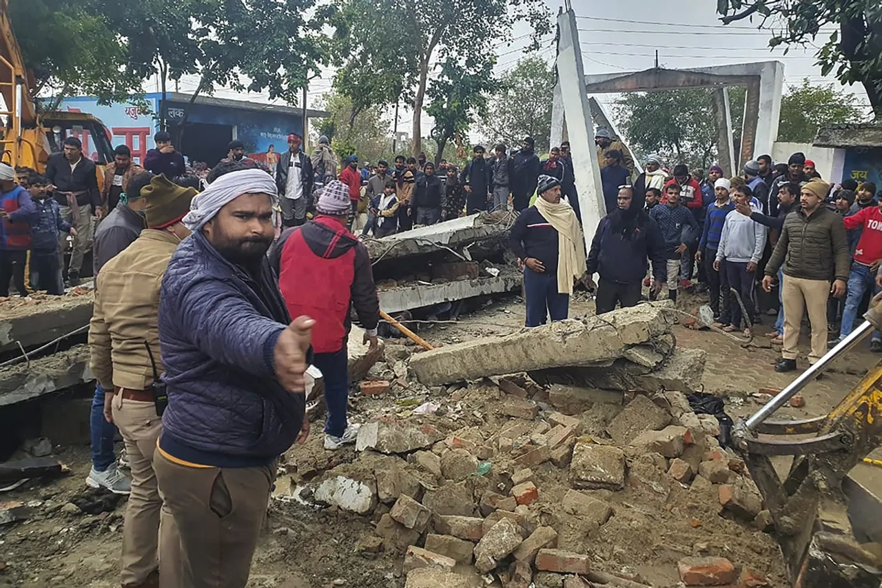 21 dead in roof collapse at Ghaziabad cremation ground, Muradnagar cremation ground incident, shed collapsed in Muradnagar