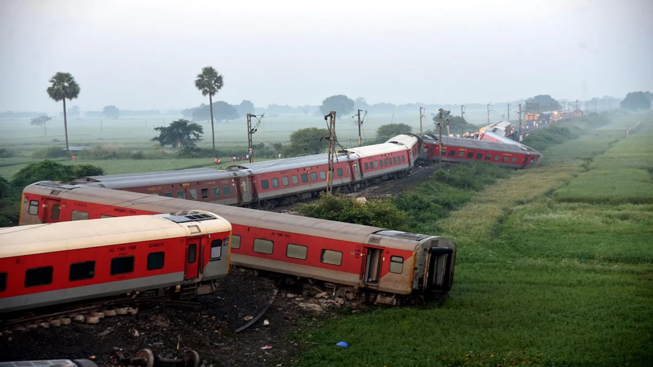 Bihar train accident, Northeast Superfast Express, Northeast Express derails, Buxar Train Accident, NE Express Accident, NE Express derails, Delhi- Kamakhya Train, बिहार ट्रेन हादसा, नॉर्थईस्ट सुपरफास्ट एक्सप्रेस, नॉर्थईस्ट एक्सप्रेस पटरी से उतरी, बक्सर ट्रेन हादसा, एनई एक्सप्रेस हादसा, एनई एक्सप्रेस पटरी से उतरी, दिल्ली- कामाख्या ट्रेन, cancelled and diverted trains, list of cancelled and diverted trains, रद्द की गई ट्रेनें, गाड़ियों के रूट बदले