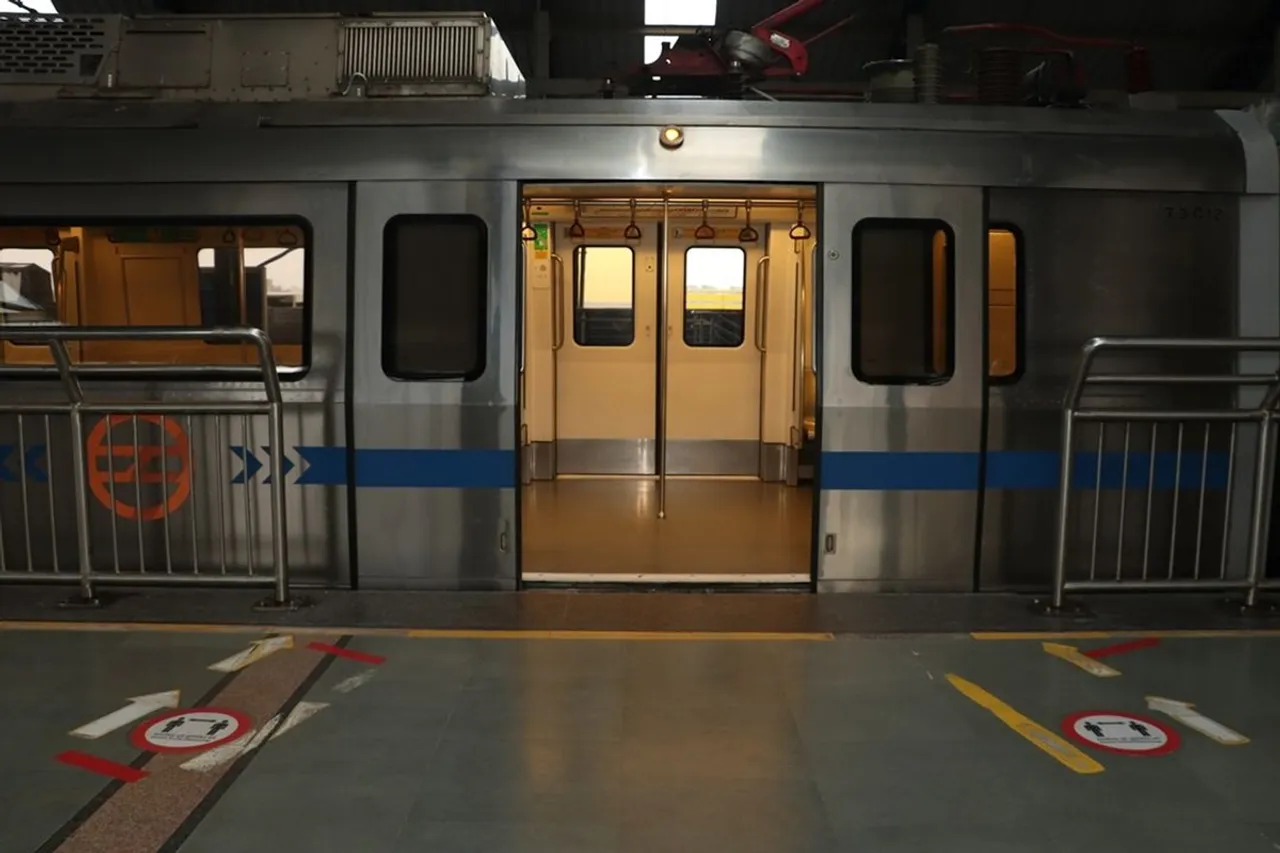 delhi metro services on independence day from timings to parking details and know about Feeder electric buses