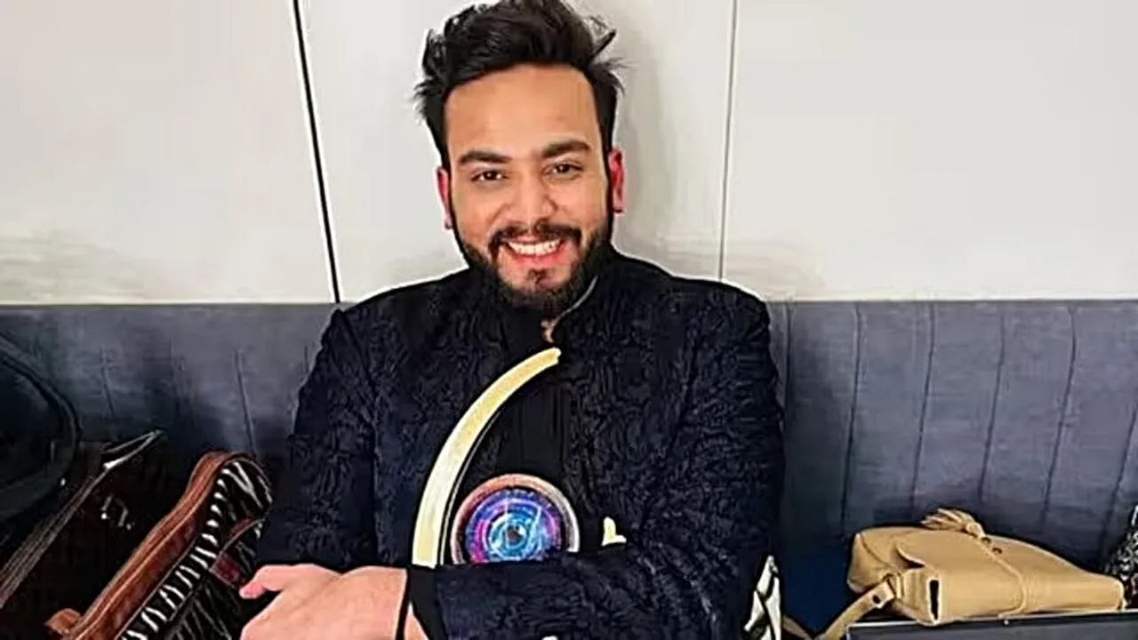 FIR against Bigg Boss winner Elvish Yadav, Bigg Boss winner Elvish Yadav booked, FIR against Elvish Yadav, cops raid Noida rave party, 9 snakes recovered, snake venom recovered, 5 arrested, बिग बॉस विनर एल्विश यादव, बिग बॉस विनर एल्विश यादव के खिलाफ एफआईआर दर्ज, एल्विश यादव के खिलाफ एफआईआर, पुलिस ने नोएडा रेव पार्टी पर मारा छापा, 9 सांप बरामद, सांप का जहर बरामद, 5 गिरफ्तार