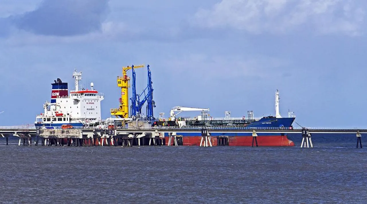 India allows local oil producers to sell to private companies