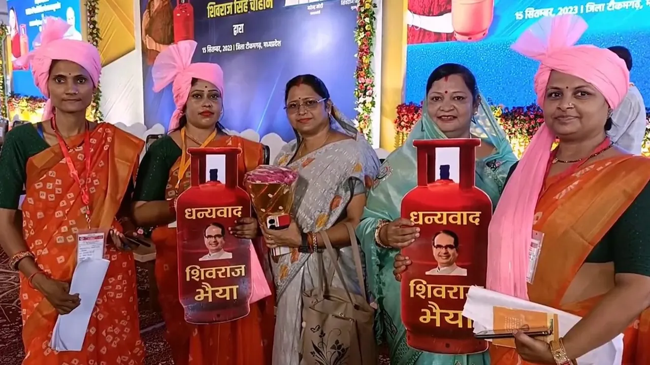 Subsidized Gas Cylinder | Subsidized LPG Cylinder | 450 Rupees Gas Cylinder | Rs 450 Gas Cylinder | Shiv Raj Singh Chouhan | Madhya Pradesh Election Freebies
