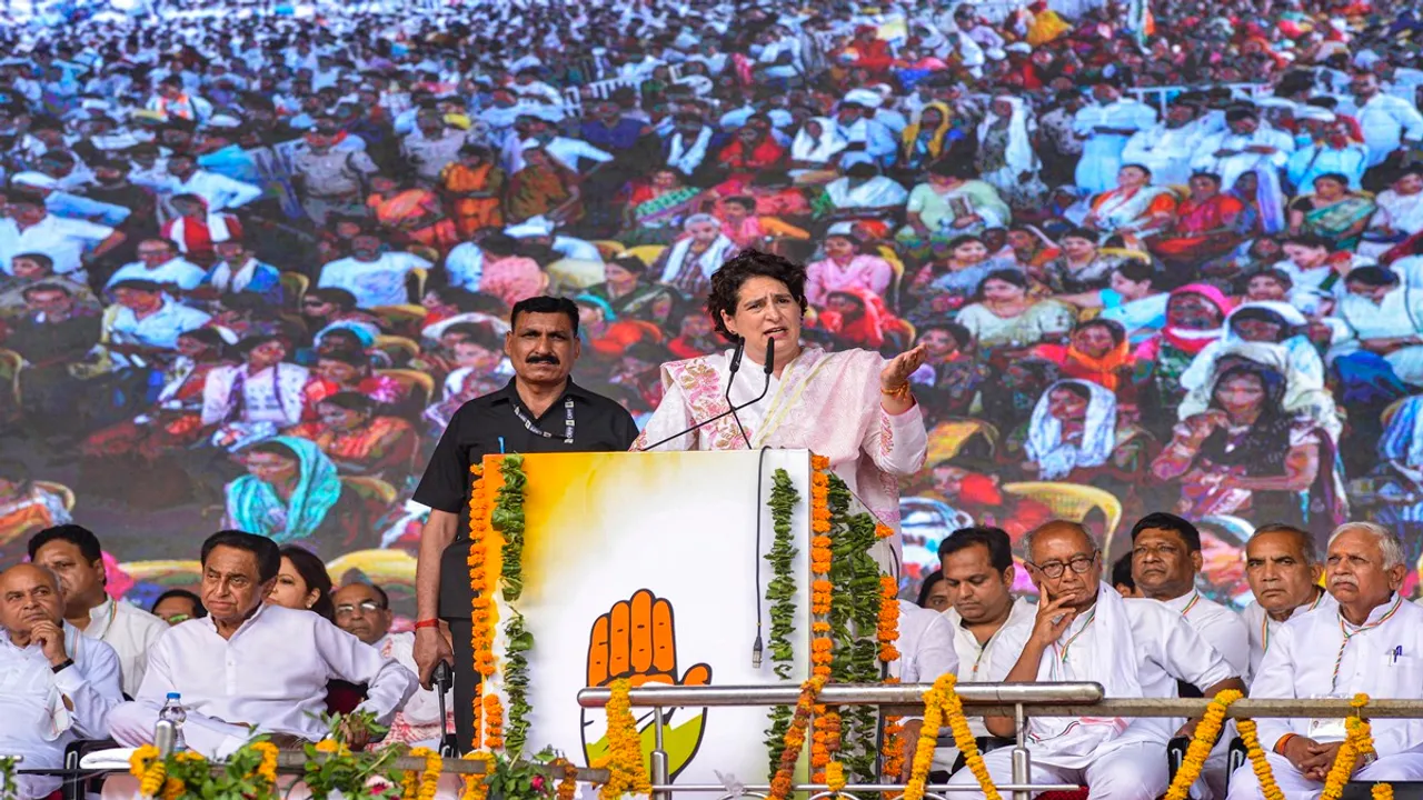 Priyanka Gandhi, Congress election campaign, Madhya Pradesh Assembly Polls, Jabalpur Rally, BJP, 21 jobs, 225 scams, Congress Poll promises, LPG, free power, प्रियंका गांधी, कांग्रेस चुनाव अभियान, जबलपुर, मध्य प्रदेश, मध्य प्रदेश विधानसभा चुनाव, कांग्रेस के चुनावी वादे, 500 रुपये में रसोई गैस, मुफ्त बिजली का वादा, शिवराज सिंह चौहान, बीजेपी, कांग्रेस, कमलनाथ, दिग्विजय सिंह, ज्योतिरादित्य सिंधिया