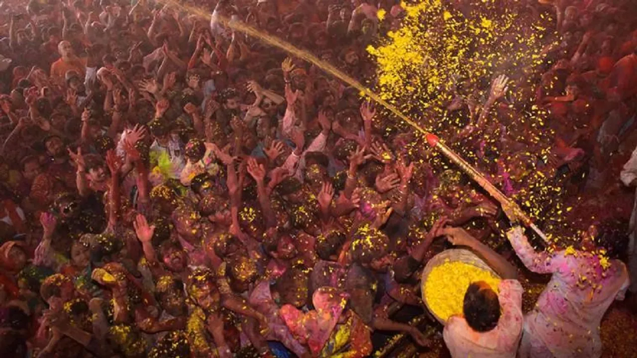 दुनियाभर में मशहूर है इन जगहों की होली, फूल, गुलाब, गुलाल तो कहीं चिता की राख से मनाया जाता है ये त्योहार