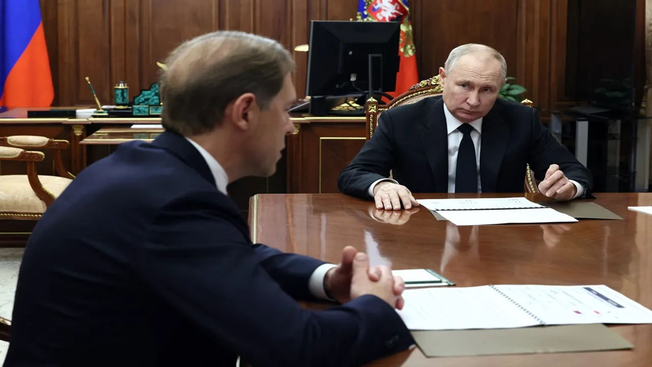 Did Putin suffer heart attack, Kremlin statement, Putin heart attack news, Russia claims President Putin is healthy, Russian President Putin Health, Russia rejects Putin heart attack rumours, Kremlin laughs off body double stories, Russian President Vladimir Putin, क्या पुतिन को दिल का दौरा पड़ा, क्रेमलिन का बयान, पुतिन को दिल का दौरा पड़ने की खबर, रूस का दावा राष्ट्रपति पुतिन स्वस्थ, रूसी राष्ट्रपति पुतिन की सेहत बिगड़ी, पुतिन को आया हार्ट अटैक, रूसी राष्ट्रपति व्लादिमीर पुतिन, क्या पुतिन करते हैं हमशक्ल का इस्तेमाल