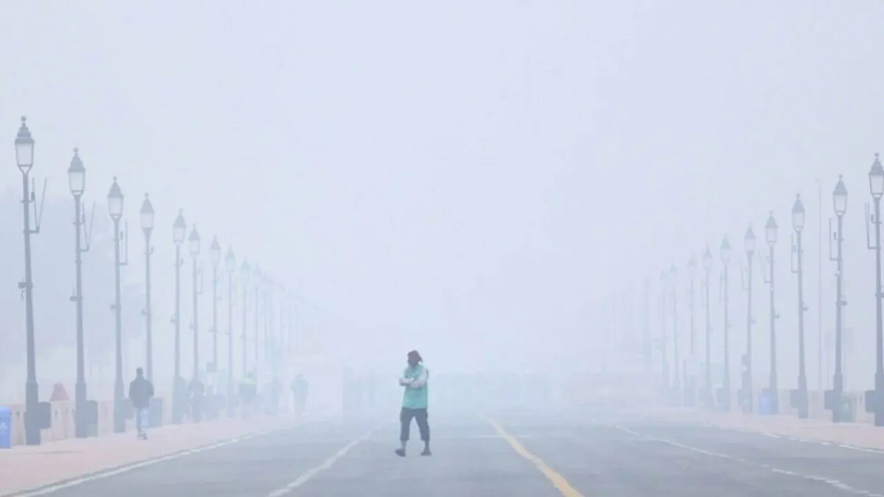 Weather Update, Latest Temperature, Delhi colder than Hills, Dehradun, Nainital, Dharamsala, Fog, northwest India, Delhi Cold Wave, दिल्ली की सर्दी, दिल्ली में पहाड़ों से ज्यादा सर्दी, देहरादून, धर्मशाला, नैनीताल, फॉग, कोहरा, मौसम समाचार, मौसम अपडेट, मौसम का ताजा हाल