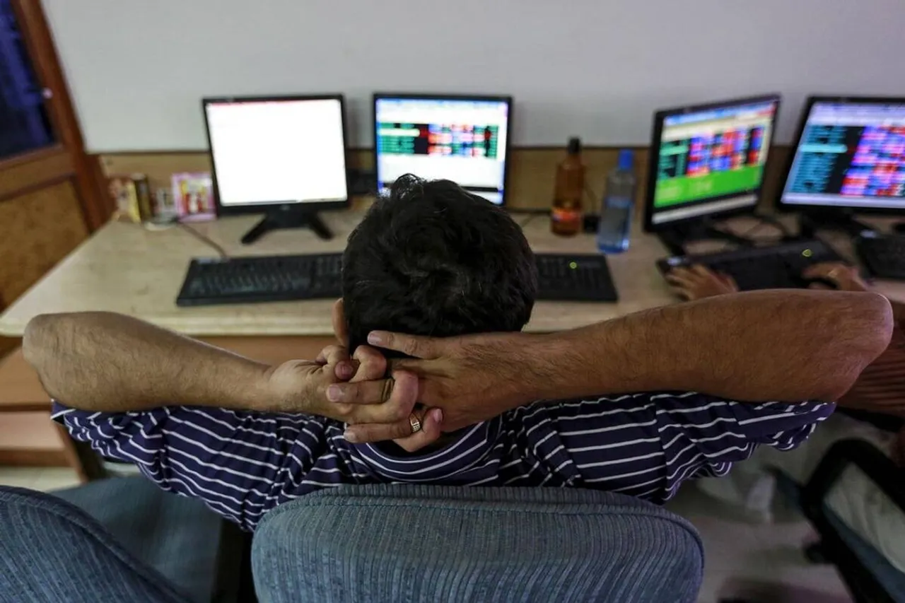 Stocks to buy HDFC Life TechM strong on charts remain stock-specific as Nifty approaches 15600 support