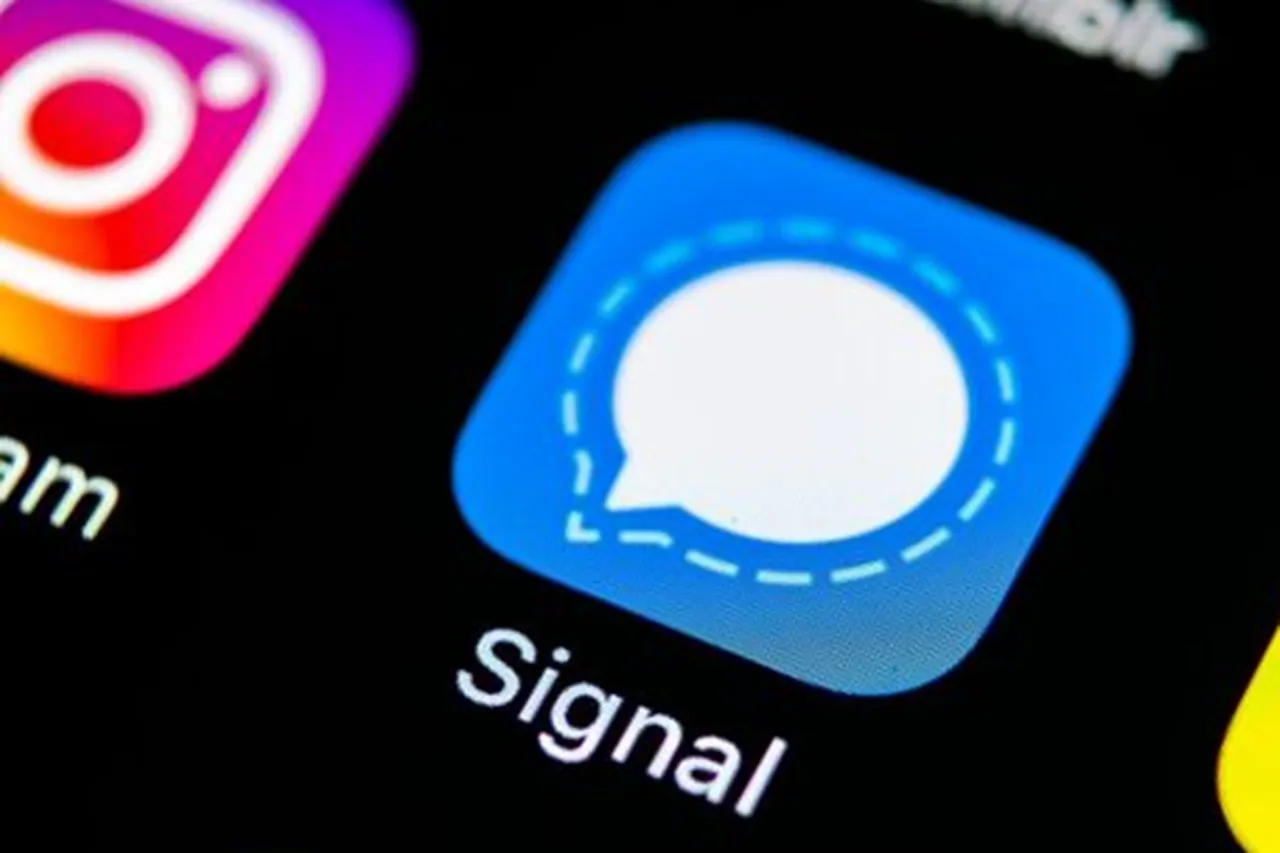 WhatsApp new privacy policy became boon to signal messaging app, paytm founder vijay shekhar sharma Says Facebook and WhatsApp Abusing Monopoly, time to move on to signal now