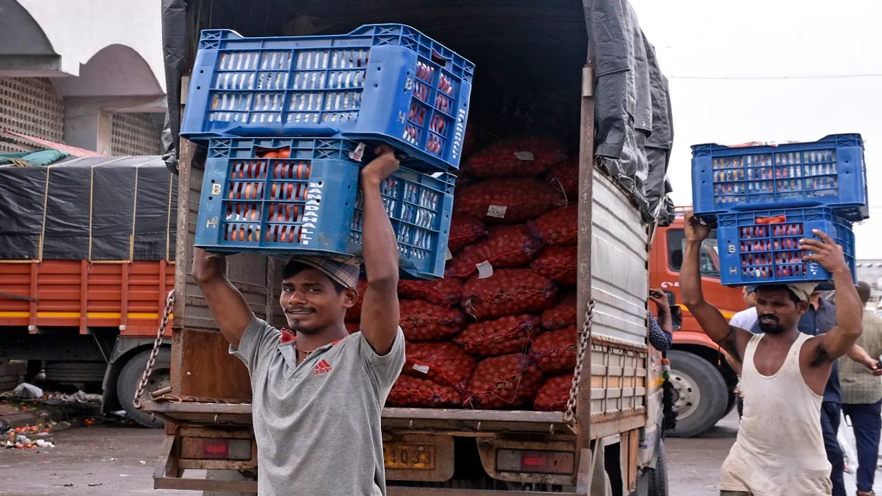 Tomatos Loot in Karnataka