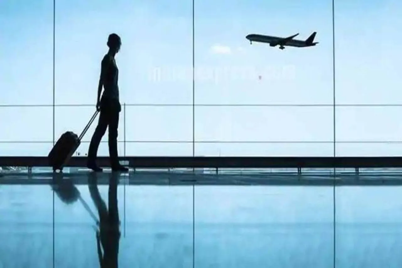ICICI bank offer on booking domestic flights flat 10 percent discount available